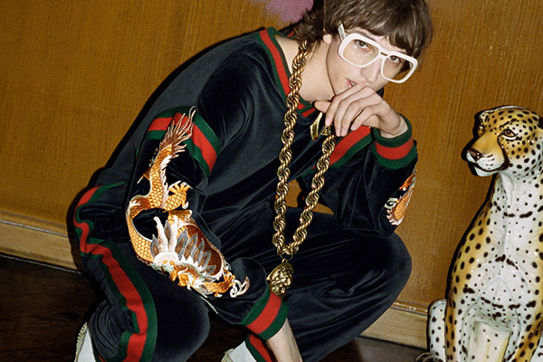 グッチ「ダッパー・ダン」コレクション、米ハーレムの“伝説ショップ”とコラボでウェアやバッグなど