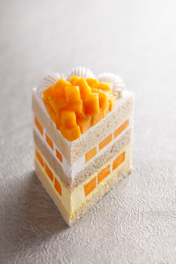 ホテルニューオータニ「エクストラスーパーマンゴーショートケーキ」国産マンゴーをほぼ丸ごと1個使用 | 写真