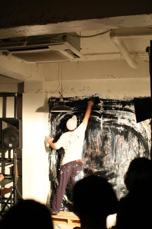 大阪のセレクトショップ「24TH OF AUGUST」で松岡亮がライブペインティング披露｜写真2