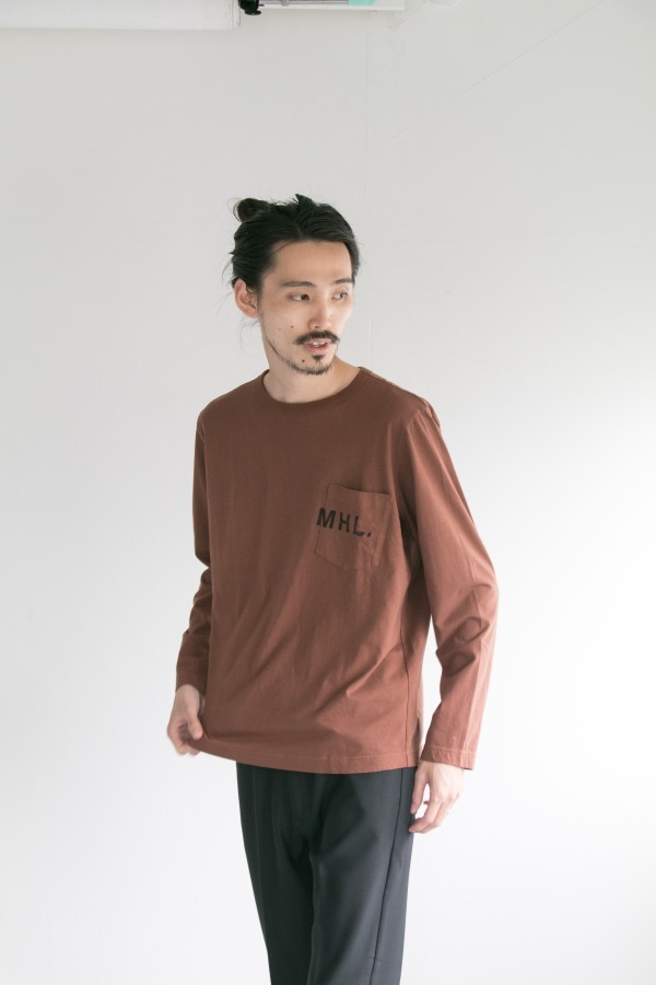 MHL.×アーバンリサーチの"秋色"Tシャツ、ロゴ入り胸ポケットが印象的なロングスリーブ｜写真5