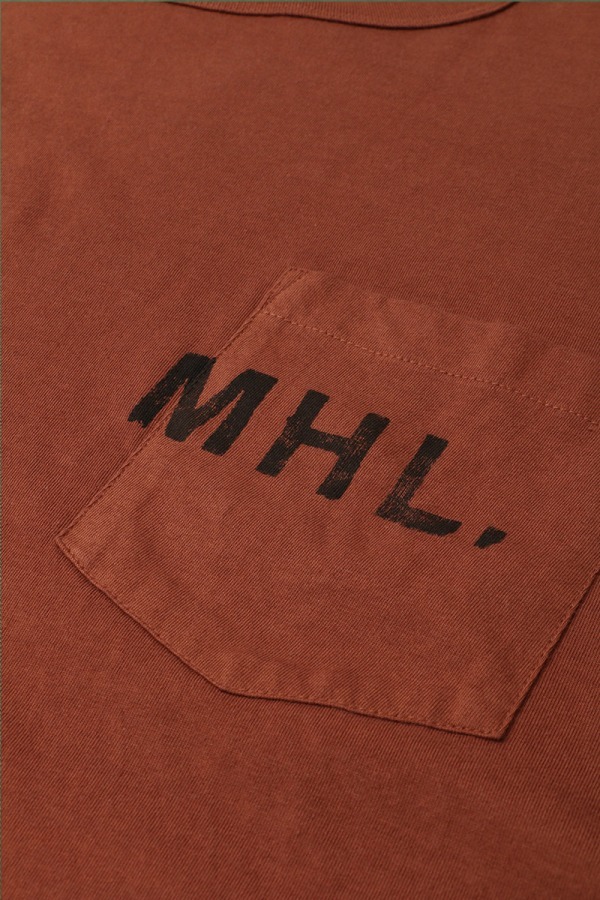MHL.×アーバンリサーチの"秋色"Tシャツ、ロゴ入り胸ポケットが印象的なロングスリーブ｜写真8
