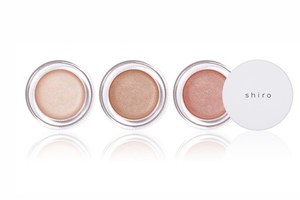 shiro“濡れたようなツヤ”を叶えるハイライター&カバー力UPのマット フェイスパウダー|写真2