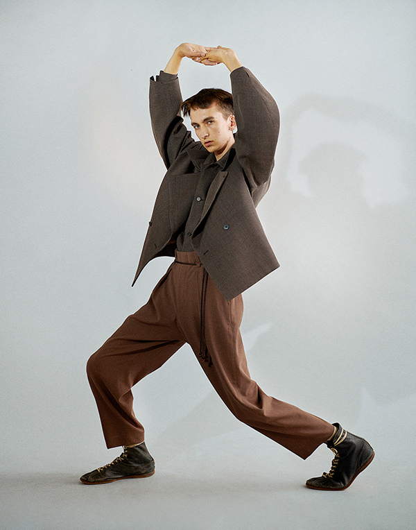写真 42 ページ9 メンズ ブラウンのパンツ ロング のコーディネート着用 コレクションルックギャラリー ファッションプレス