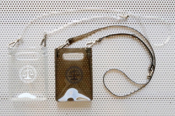 ミスター・ジェントルマン×ナナナナのPVCバッグ、天秤モチーフを配したミニマルなA6サイズ