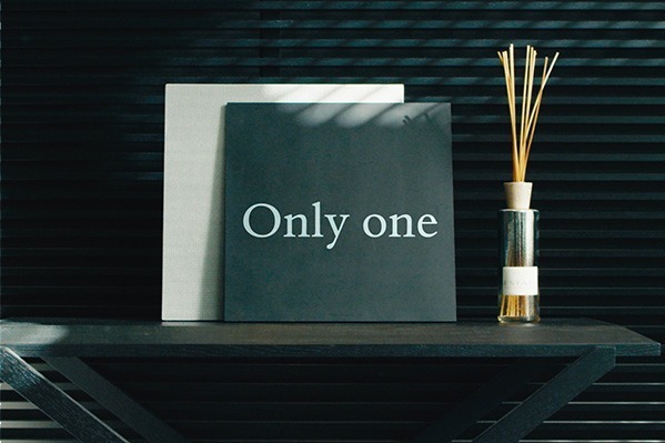 スピーカー｜”歌詞が浮かび上がる”「リリックスピーカー」にキャンバスタイプの新型、絵画のように音楽をインテリアへ