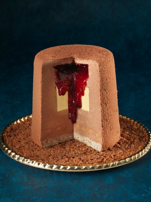 リーガロイヤルホテル(大阪)限定ケーキ「ハロウィンミッドナイト」中から流れ出す真っ赤なソース｜写真2