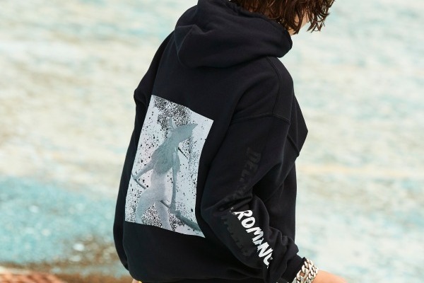 フラグスタフ×スタイリング/初コラボ、グラフィックフーディー＆Tシャツ発売