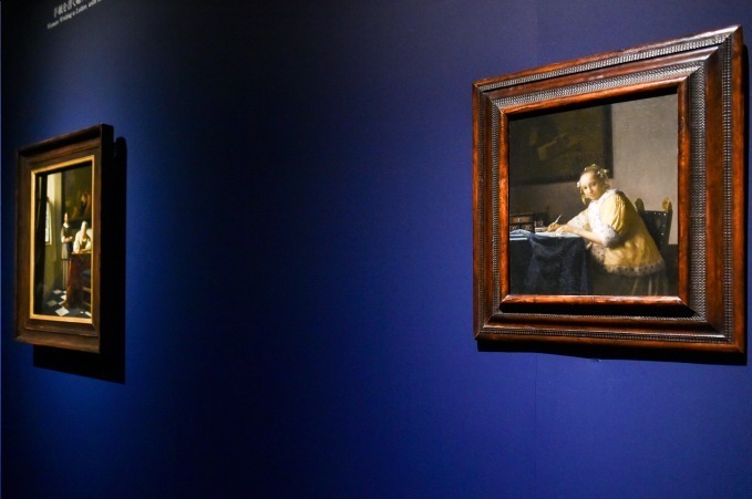 ヨハネス・フェルメール《手紙を書く女》1665年頃 ワシントン・ナショナル・ギャラリー
※東京展の様子