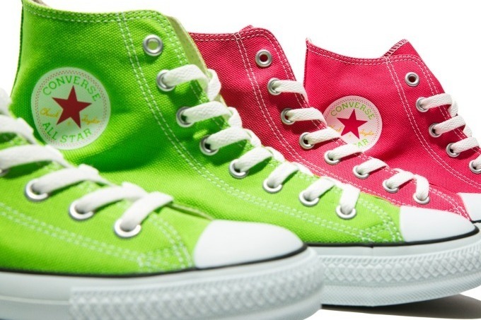 オーラリー×コンバース フォー ビューティ＆ユースのコラボスニーカー、ピンク＆ライムグリーンの2色展開