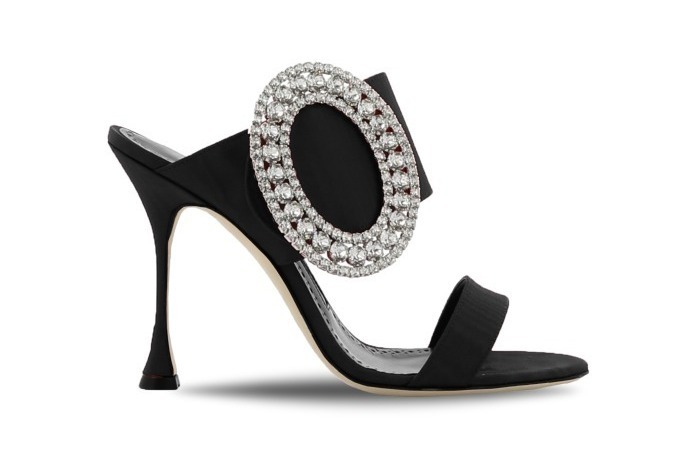 マノロ ブラニクの新作シューズ、オートクチュールのイブニングドレスから着想を得たミュールなど