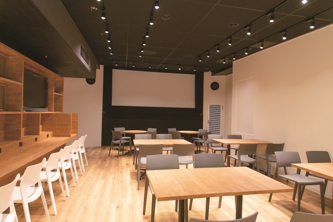 角川シネマ新宿がアニメ専門映画館に、作品連動カフェ＆ギャラリーも｜写真3