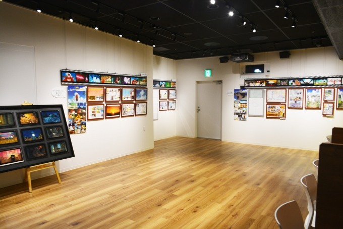 角川シネマ新宿がアニメ専門映画館に、作品連動カフェ＆ギャラリーも｜写真10