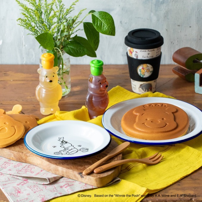 「くまのプーさん」のキッチンアイテムが登場 - ”蜂蜜の壺”を模したポットやウッド素材のプレート｜写真2