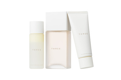 昨年ベストコスメを受賞したTHREEのエイジングケアラインがお得に試せるスペシャルキットが限定発売