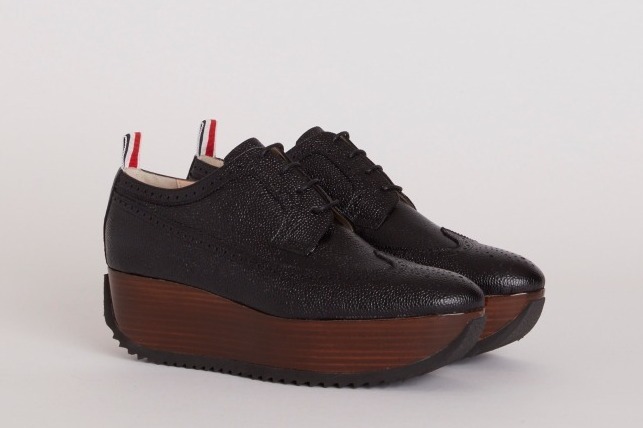 トム ブラウン18年秋冬、“厚底”プラットフォームシューズ＆スクエア型のハンドルバッグなど