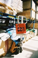 ZUCCa “888”グラフィックの限定トートバッグ、30周年記念に