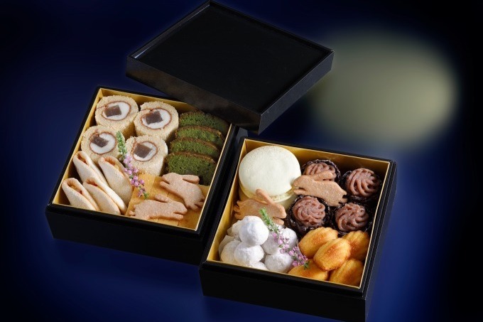 わらび餅｜シェラトン都ホテルの「お月見スイーツ重」満月マカロンやうさぎクッキーなどを詰め込んだ重箱