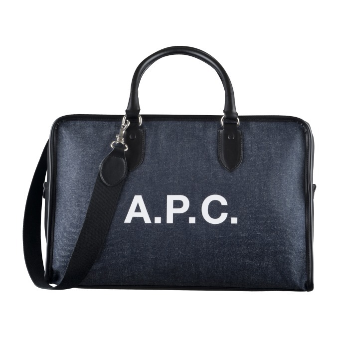 「A.P.C. ボーリングバッグ」大胆ブランドロゴ入り新作ボストンバッグ | 写真