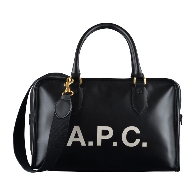 「A.P.C. ボーリングバッグ」大胆ブランドロゴ入り新作ボストンバッグ | 写真