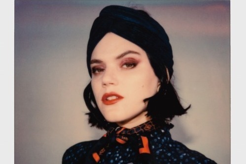 ポラロイド｜マウジー“50'sハリウッド女優”がミューズの18年秋冬、伝説の写真家・マリポル手掛けるビジュアル