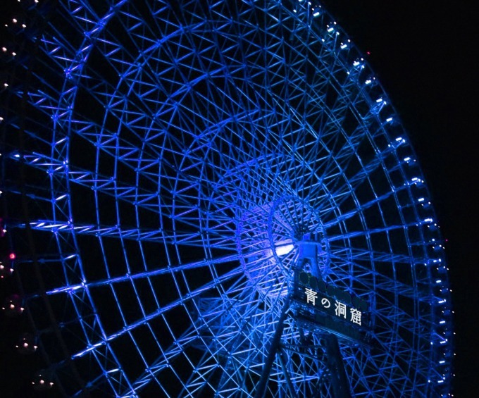 イルミネーション「青の洞窟 OSAKA」大阪ららぽーとEXPOCITYで、日本一高い観覧車が青一色に｜写真1