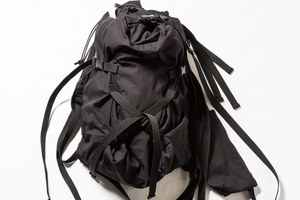 ザ ヴィリディアン×マクロマウロのメンズバックパック、無数に伸びるベルト＆形を変えられるバックル