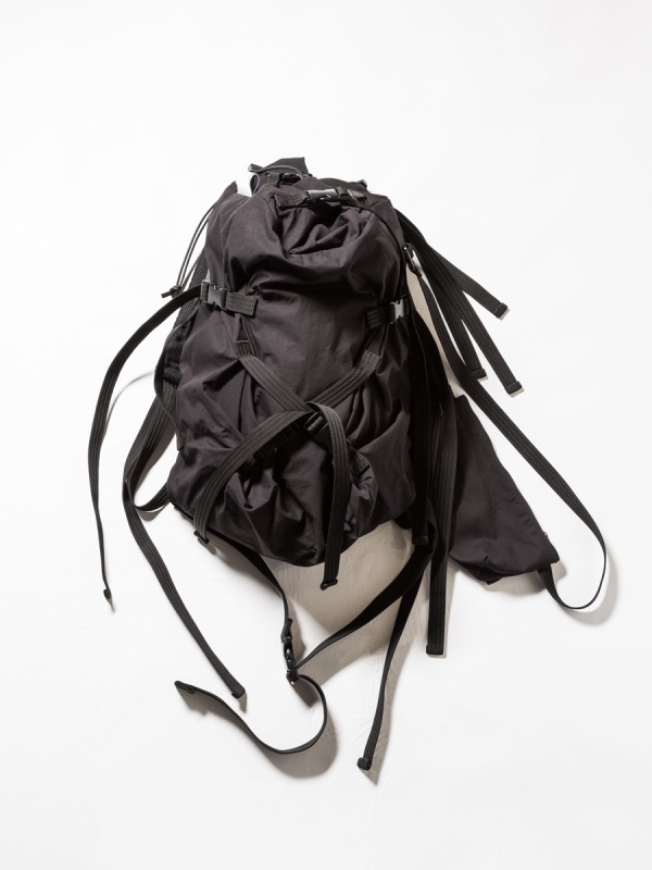 ザ ヴィリディアン×マクロマウロのメンズバックパック、無数に伸びるベルト＆形を変えられるバックル | 写真