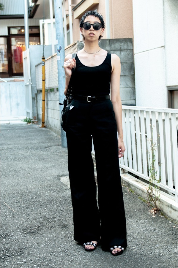 写真3 10 夏のモノトーンコーデ レディース 黒の 重たくならない 着こなし術 抜け感と差し色がポイント ファッションプレス