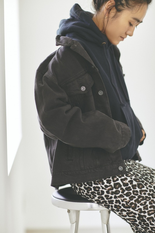 ヤヌークのアンクル丈デニム＆オーバーサイズのデニムジャケット、スタイリスト・金子綾とコラボ｜写真15