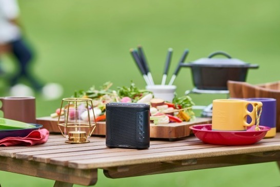 スピーカー｜オーディオテクニカの新ワイヤレススピーカーで“音楽漬け”に、スマホの音楽を仲間と一緒に楽しく