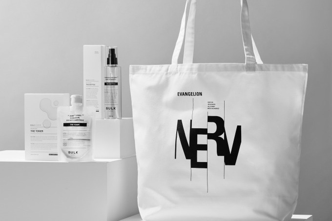 「エヴァンゲリオン」Tシャツ＆トートバッグ、メンズスキンケア「バルクオム」とコラボキット発売