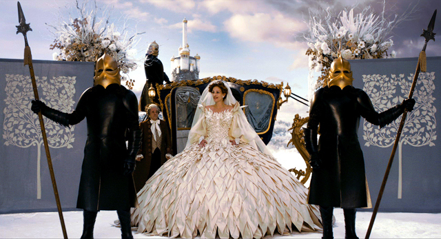石岡瑛子の渾身の遺作ドレスが輝きを添えた ジュリア ロバーツ主演映画 白雪姫と鏡の女王 ファッションプレス