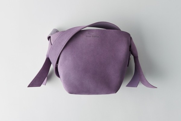 アクネ ストゥディオズ「Musubi」バッグ - 着物の帯から着想、スエード素材＆新色でアップデート