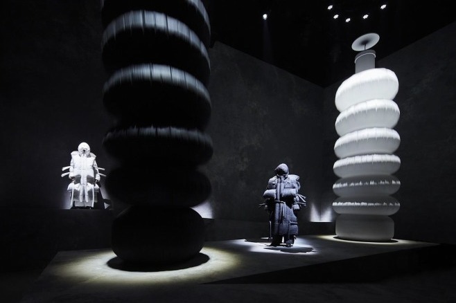 5 モンクレール クレイグ・グリーン 18年秋冬、ライフジャケットや救命ボートのようなダウンウェア