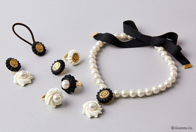 写真左から) パールメレンゲダブルピアス (1Piece・Black×White) 7,000円+税、
Q Logoメレンゲヘアゴム(Black) 4,000円+税 、
Q Logo メレンゲピアス(1Piece・Black) 4,000円+税、
Q Logoメレンゲリング(White) 4,000円+税 、パールメレンゲリング(White/Black) 各4,000円+税、
パールメレンゲリボンネックレス 13,000円+税