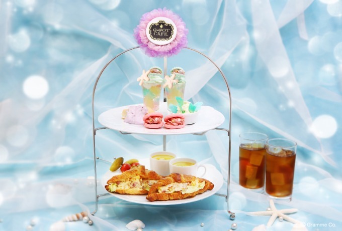 エメラルドグリーン｜Q-pot CAFE.「ミントソーダラグーンアフタヌーンティーセット」シェル型マカロンのゼリーなど