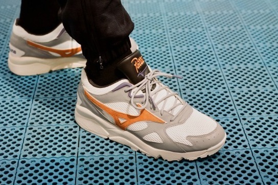 ミズノ×パッタのコラボスニーカー、レトロなビジュアル＆足を包むフィット感