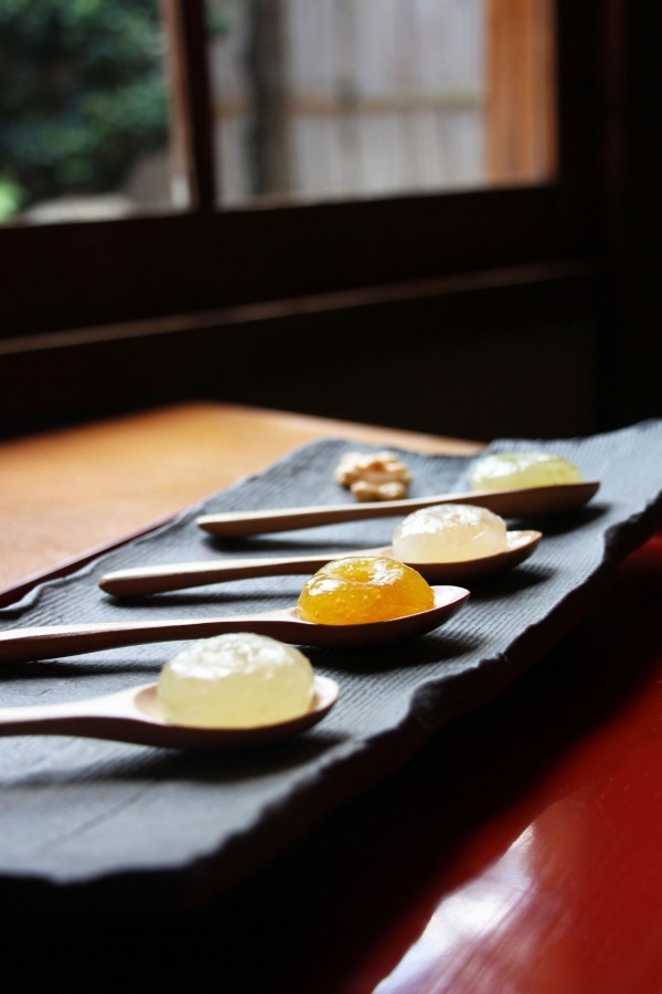 モチモチとろっと「フルーツわらび」やわらかわらび餅から溢れ出すフルーツ果汁、京西陣菓匠 宗禅から | 写真