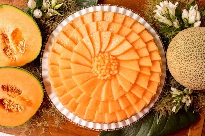 キル フェ ボン「北海道産 らいでんメロンのタルト＆北海道日高産 すずあかねとココナッツのタルト」