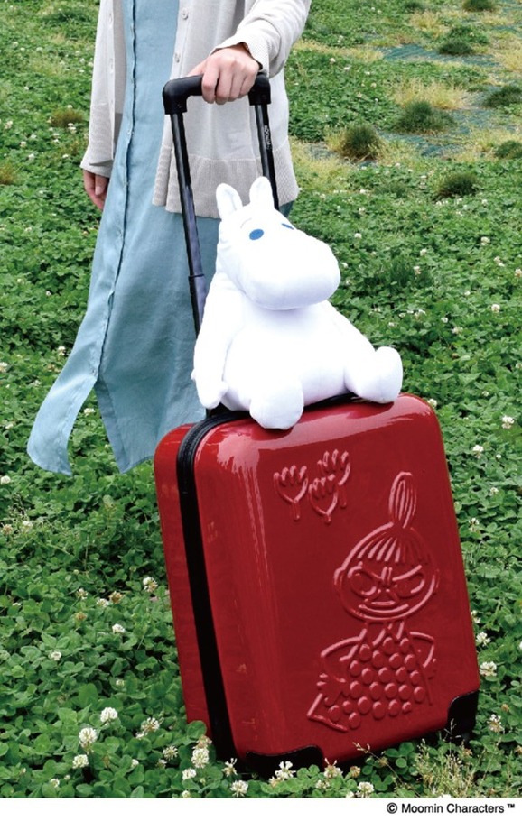 ムーミン”がちょこんと座るリトルミイ柄キャリーケース