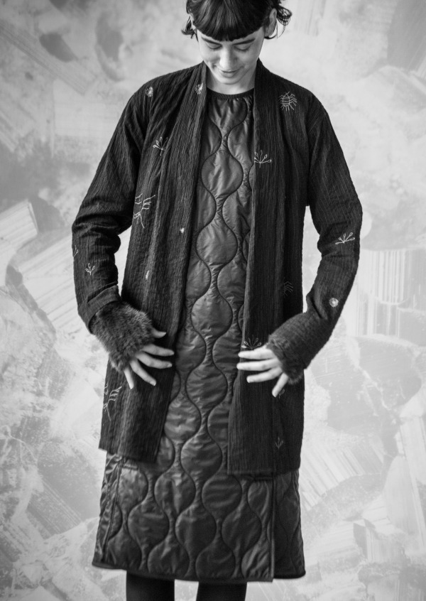 HaaT新作、羽根のようなフリンジ付きジャケット＆古代壁画をイメージした刺繍コート｜写真3