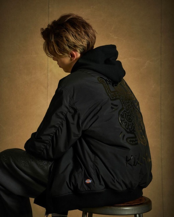 ディッキーズ×キース・へリング、黒を基調としたオーバーサイズジャケット パーカーにイラストを｜写真1