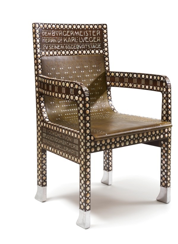 オットー・ヴァーグナー《カール・ルエーガー市長のための椅子》1904年 ローズウッド、真珠母貝による象嵌、アルミニウム、革
高さ：99cm、幅：63cm ウィーン・ミュージアム蔵