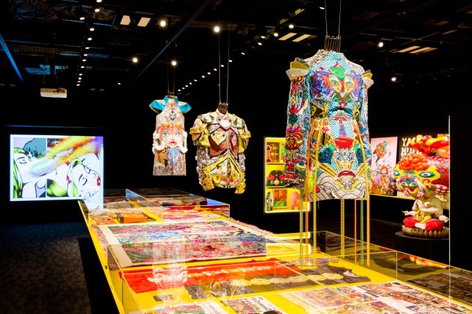 田名網敬一の個展が京都dddギャラリーで、新作プリント作品やコラボアイテムなど約20点が集結 | 写真