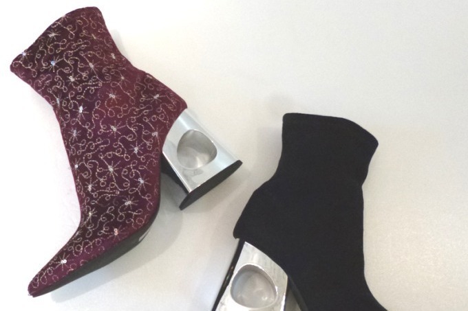 ジェフリーキャンベル新作「ホールヒールポインテッドトゥショートブーツ」穴あきヒール×ベルベット