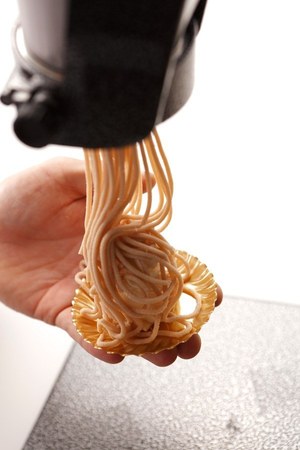 大阪マリオット都ホテル、マロンクリームをその場で絞るモンブランが登場｜写真2