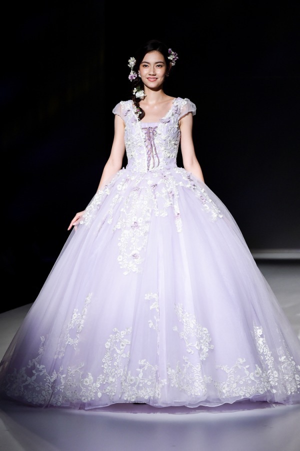 ディズニープリンセスの新作ウエディングドレス、"ティンカー・ベル"が着想のフェアリーなデザイン｜写真22