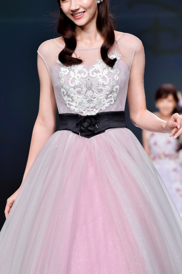 ディズニープリンセスの新作ウエディングドレス、"ティンカー・ベル"が着想のフェアリーなデザイン｜写真10