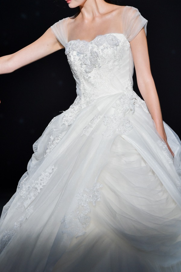 ディズニープリンセスの新作ウエディングドレス、"ティンカー・ベル"が着想のフェアリーなデザイン｜写真20