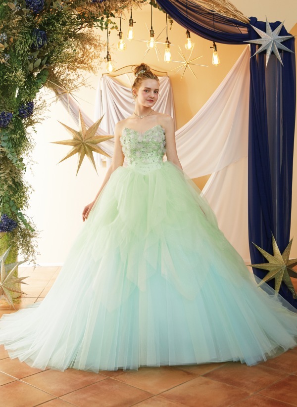 ディズニープリンセスの新作ウエディングドレス、"ティンカー・ベル"が着想のフェアリーなデザイン｜写真38